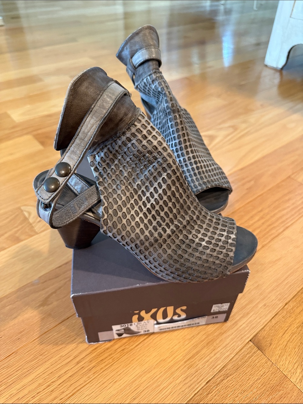 IXOS Women's Gray Peep-Toe Perforated Slingback Heels